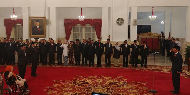 Presiden Joko Widodo menganugerahkan pahlawan nasional kepada 4 Tokoh di Istana Merdeka, Jakarta, Kamis (9/11/2017).(KOMPAS.com/Ihsanuddin)