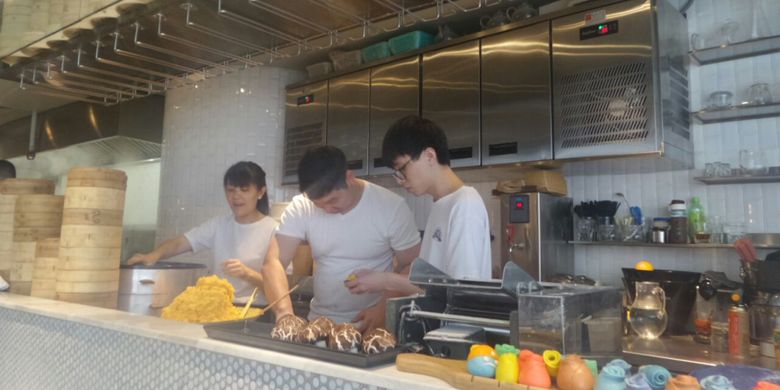 Konsep open kitchen di Social Place, restoran yang menjual dimsum dengan warna dan bentuk unik di daerah Central, Hongkong.(KOMPAS.com/NABILLA TASHANDRA)