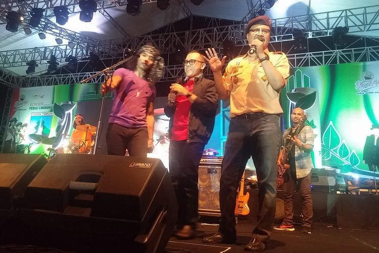 Grup band Slank menggelar konser bertajuk Peduli Lingkungan di Jawa Timur pada Sabtu (23/12/2017). Wakil Gubernur Jawa Timur Saifullah Yusuf dan Bupati Banyuwangi Abdullah Azwar Anas hadir dalam konser tersebut.