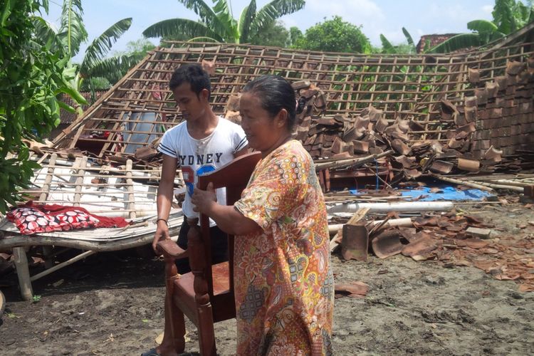 Angin puting beliung yang terjadi semalam memporak-porandakan wilayah Desa Guyangan, Kecamatan Godong, Kabupaten Grobogan, Jawa Tengah.(KOMPAS.com/Puthut Dwi Putranto)
