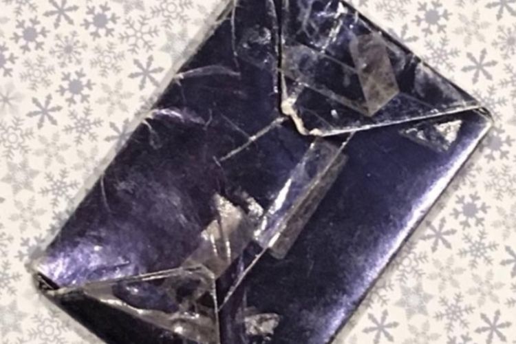 Kado yang dibungkus kertas berwarna biru tua itu semakin memudar tanpa tahu benda apa yang ada di dalamnya.