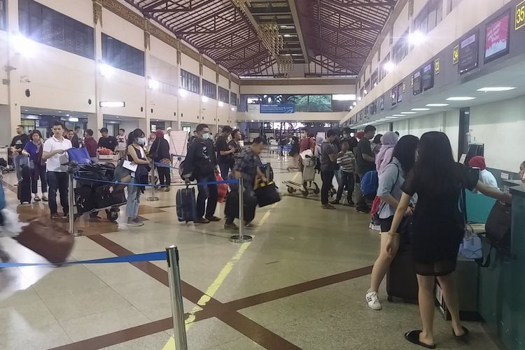 Penumpang mudik di Bandara Internasional Juanda Surabaya