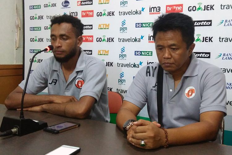 Ekspresi Arthur Bonai (kiri) dan Agus Yuwono, setelah Perseru Serui kalah dari Persela Lamongan.