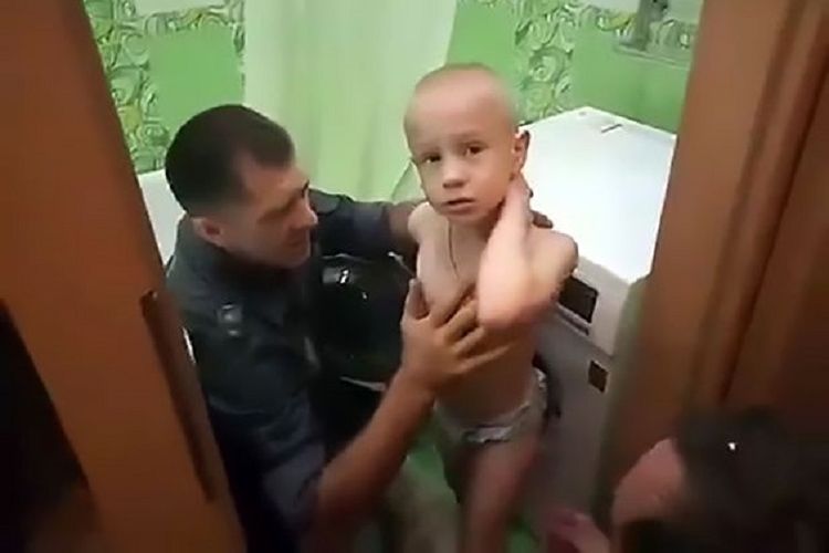 Bocah 7 tahun yang terjepit mesin cuci itu akhirnya berhasil keluar setelah petugas mengoleskan minyak bunga matahari.