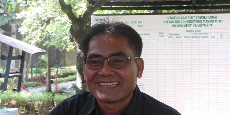 Mahyudin, mantan perncuri kayu yang jadi juragan perahu, saat diwawancara di tempat pembibitan Riau Andalan Pulp and Papper (RAPP), bagian dari APRIL, Rabu (13/9/2017). Lelah ditangkap, ia kemudian mendapat kesempatan menyewakan perahu-perahunya kepada RAPP.