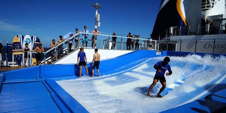 Anda yang ingin merasakan rasanya berselancar tanpa takut tergulung ombak bisa mencoba wahana flowrider di kapal pesiar Ovation of The Seas. Di kolam berarus kencang itu anda bisa menikmati berpengalaman berselancar dengan didampingi instruktur berpengalaman