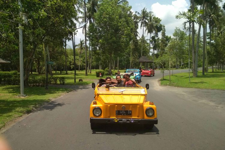 Mobil VW disediakan pengelola Candi Borobudur di Magelang, Jawa Tengah untuk wisatawan yang ingin berkeliling kawasan Borobudur. (KOMPAS.com/IKA FITRIANA)
