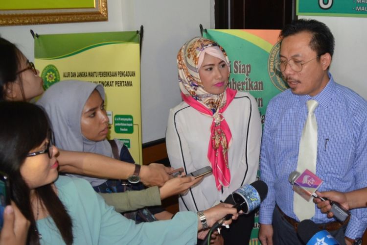 Istri Donny Kesuma, Yuni Indriyati, usai menghadiri sidang hasil mediasi perceraiannya di Pengadilan Agama Bekasi, Jawa Barat, Senin (10/7/2017).