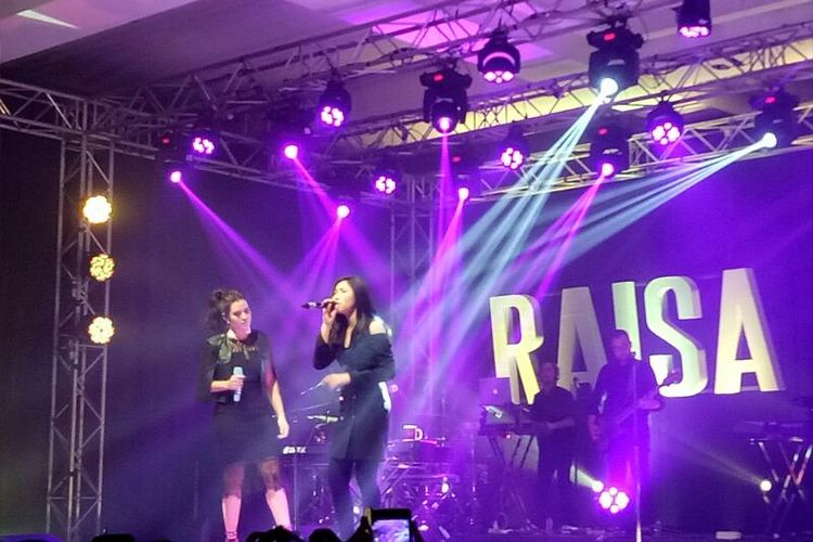 Raisa dan Isyana beraksi pada konser showcase Raisa X Isyana di Menara Mandiri, Jakarta Selatan, Rabu (5/4/2017)