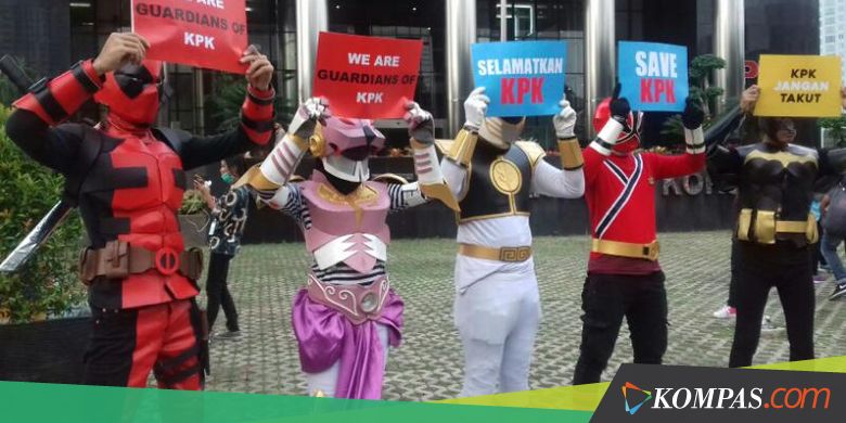 Beri Dukungan, Para Pahlawan Super Sambangi Gedung KPK