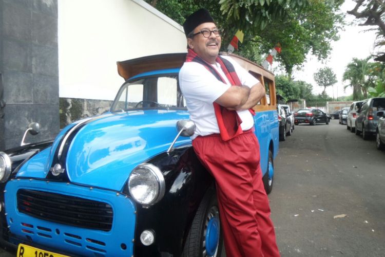Artis peran Rano Karno saat berpose dengan oplet legendaris Si Doel di kediamannya di kawasan Lebak Bulus, Jakarta Selatan, Minggu (29/10/2017).(KOMPAS.com/Dian Reinis Kumampung)