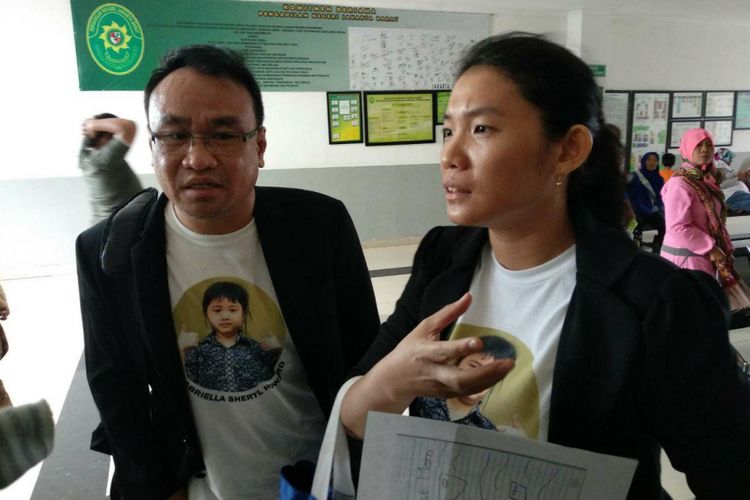 Asip dan Verayanti, orangtua Gabriella Sheryl Howard (8), murid kelas III SD di Global Sevilla School yang meninggal karena tenggelam di sekolah, usai mendengar putusan hakim yang membebaskan sang guru olahraga dari dakwaan di Pengadilan Negeri Jakarta Barat, Selasa (28/11/2017).
