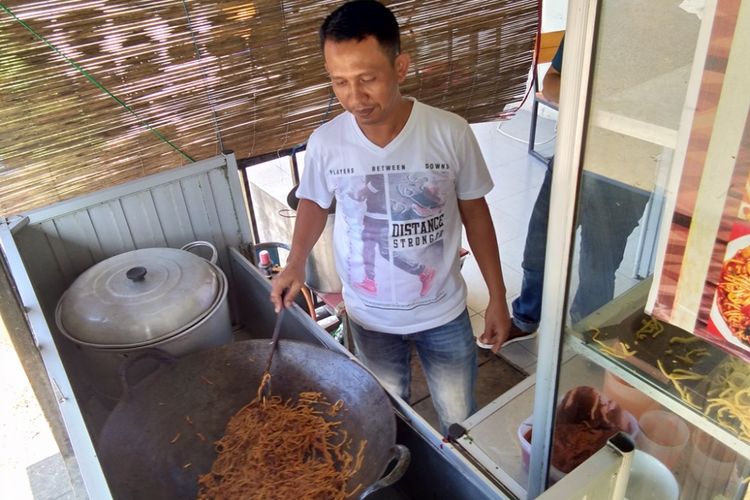 Fajri, sedang memasak mi udang di Droyal Coffee, Kota Lhokseumawe, Aceh, Kamis (14/12/2017).(KOMPAS.com/MASRIADI)