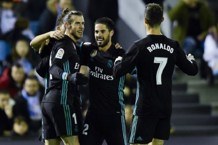 Penyerang Real Madrid, Gareth Bale (kiri) melakukan selebrasi dengan rekan-rekan setimnya seusai mencetak gol ke gawang Celta Vigo pada pertandingan Liga Spanyol, di Stadion Balaidos, 7 Januari 2018.
