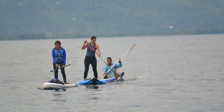 Menteri Kelautan dan Perikanan RI Susi Pudjiastuti bermain kano di lokasi objek wisata Pulau Padamarang di Kabupaten Kolaka, Sulawesi Tenggara, Selasa (21/3/2017).