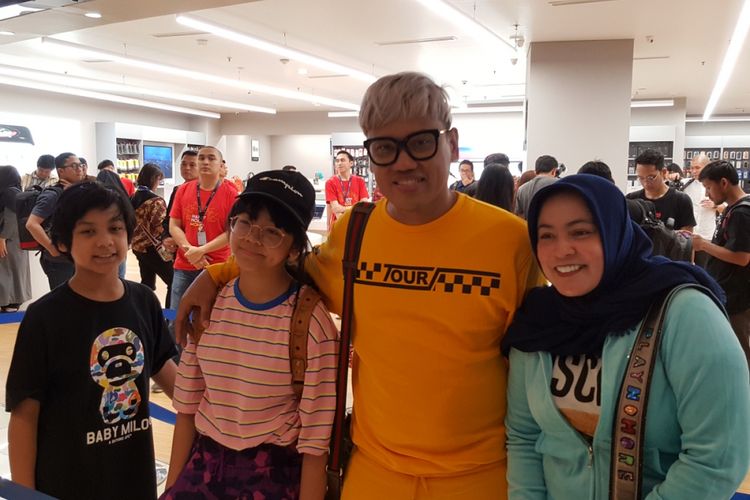 Uya Kuya bersama keluarga menyambangi iBox Central Park Mal Jakarta, memborong empat unit iPhone X, Jumat (22/12/2017).