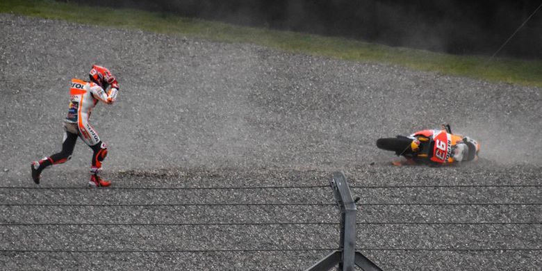 Pebalap Repsol Honda Team asal Spanyol, Marc Marquez, berlari menuju motornya setelah terjatuh di tikungan 2 Autodromo Termas de Rio Hondo pada balapan GP Argentina, Minggu (9/4/2017).