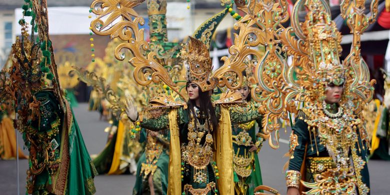 Peserta mengenakan kostum Sriwijaya saat tampil di Jember Fashion Carnaval (JFC) ke-16 di Jember, Jawa Timur, Minggu (13/8/2017). JFC ke-16 bertema Victory atau Kemenangan menampilkan delapan defile yang kostumnya pernah memenangkan kostum terbaik di sejumlah kontes dunia, seperti kostum Borobudur, Bali, dan Borneo. ANTARA FOTO/Seno/kye/17.(ANTARA FOTO/SENO)