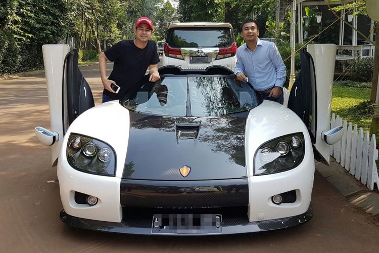 Raffi Ahmad dan Radiya DIka berfoto di samping mobil Koenigsegg.