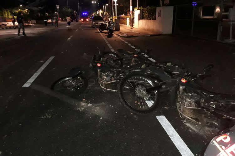 Sepeda motor aparat dirusak saat bentrok aparat dan massa aksi anti-komunis di Jalan Diponegoro, Menteng, Jakarta Pusat. Senin (18/9/2017)(Kompas.com/Robertus Belarminus)