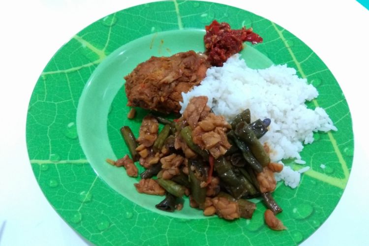 Hidangan yang disajikan saat istirahat dari perjalanan bus double decker PO Putera Mulya, hidangan prasmanan alias boleh ambil sepuasnya kecuali untuk lauk daging.