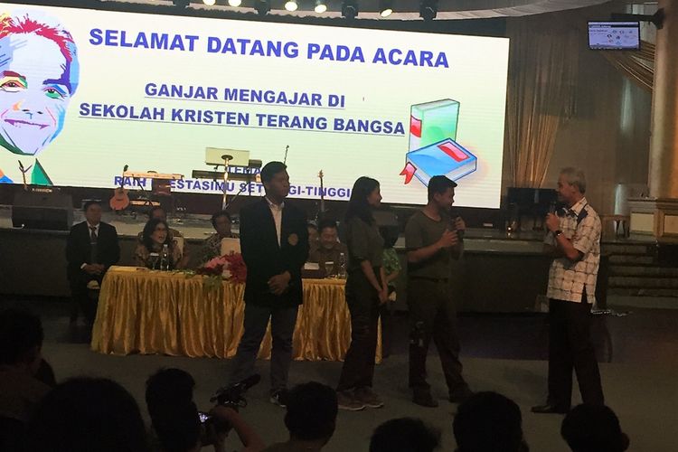 Gubernur Jawa Tengah Ganjar Pranowo berdialog dengan para pelajar dalam acara Gubernur Mengajar di Sekolah Kristen Terang Bangsa Semarang, Jumat (6/10/2017)