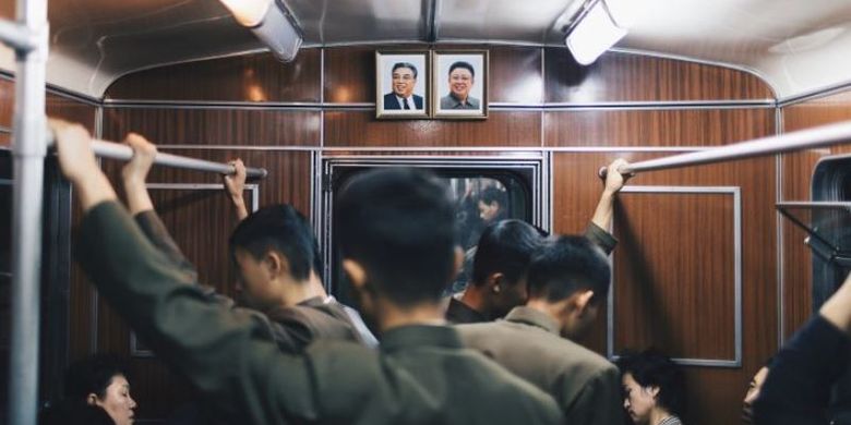 Suasana di dalam kereta Pyongyang Metro, Korea Utara. 