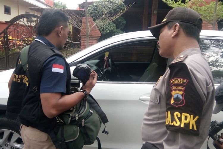 Aparat Polres Demak, Jateng, melakukan olah TKP kasus pencurian dengan modus pecah kaca mobil di Jalan Stasiun Demak, Senin (25/9/2017)