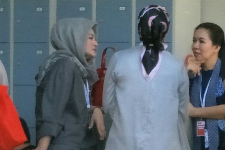 Istri Setya Novanto Deisti Astriani Tahor membesuk suaminya di rutan KPK