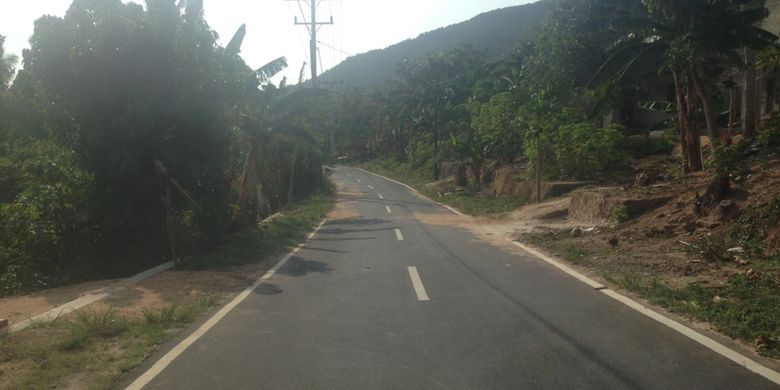 Jalan di Karimunjawa kini lebar dan mulus. Foto diambil awal November 2017.