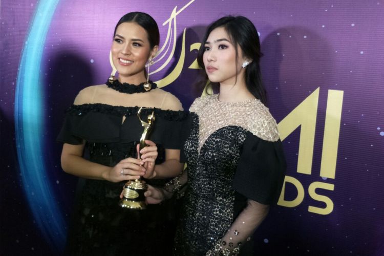 Raisa dan Isyana Sarasvayi usai meraih penghargaan dalam Anugerah Musik Indonesia (AMI) Awards 2017 di Teater Garuda TMII, Jakarta Timur, Kamis (16/11/2017) malam. (Kompas.com/ Andi Meuttya Ketteng) 