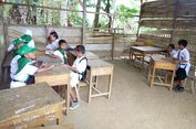 Siswa SD di Gorontalo Utara Ini Terpaksa Belajar Bareng Anjing