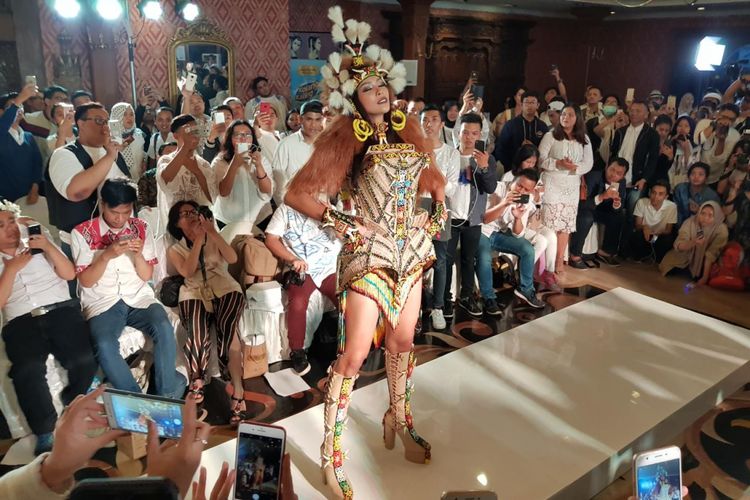 Bunga Jelitha Ibrani saat mengenakan Warrior of Orangutan, kostum nasional Indonesia untuk ajang Miss Universe akhir November 2017.