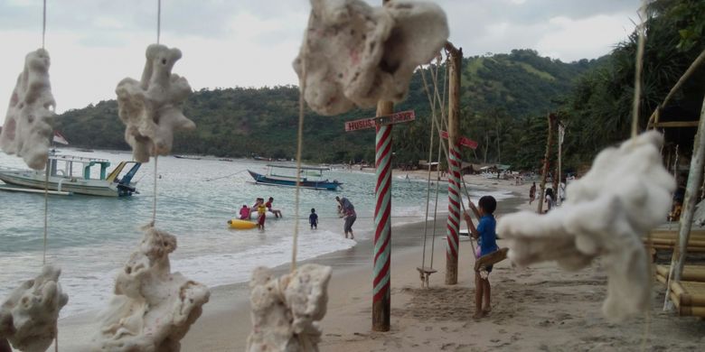 Suasana di Pantai Pandanan, Lombok Utara, NTB sangat nyaman. Tersedia fasilitas kursi malas dari bambu dan ayunan yang busa digunakan sepuasnya oleh pengunjung.(KOMPAS.COM/FITRI RACHMAWATI)