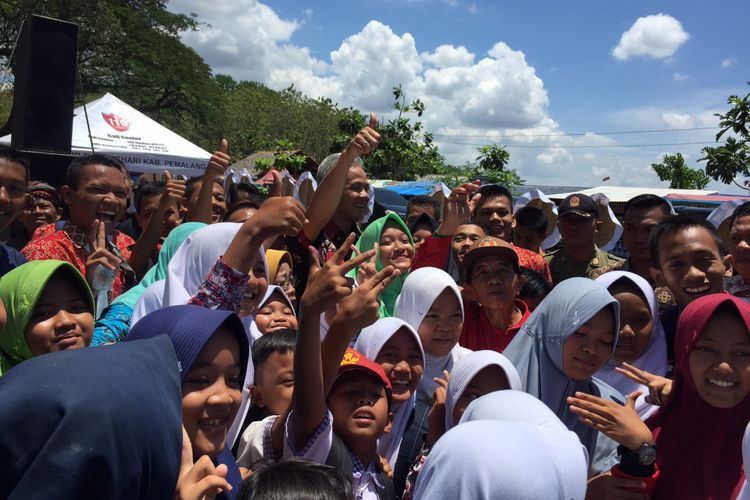 Gubernur Jawa Tengah Ganjar Pranowo meminta para pelajar yang ingin berswa foto untuk memungut terlebih dahulu sampah yang berserakan di lokasi kegaiatan Gebyar Seni Wisata Pangeran Purbaya Surajaya di Desa Surajaya, Pemalang, Kamis (28/9/2017)
