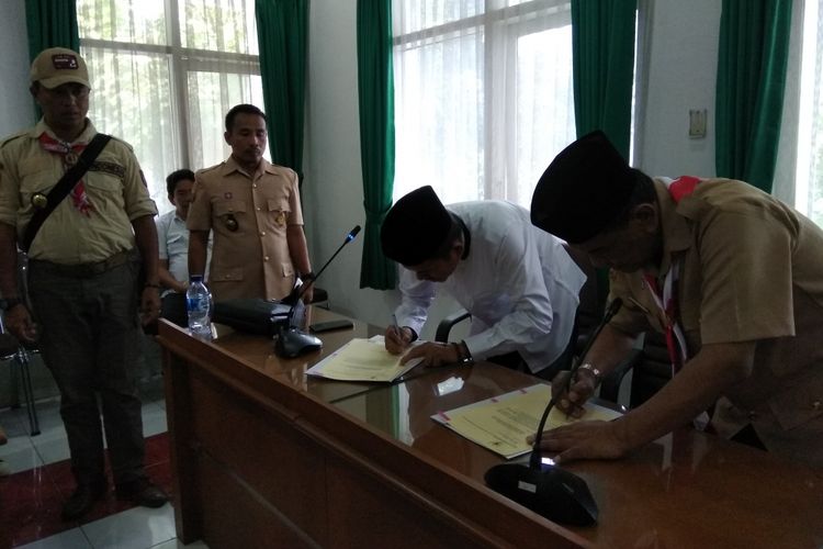 Bupati Purwakarta Dedi Mulyadi dan Kepala Kantor Kemenag Kabupaten Purwakarta HE Sutisna menandatangani nota kesepahaman tentang program pendidikan full day school berbasis madrasah dan pesantren, Senin (14/8/2017).