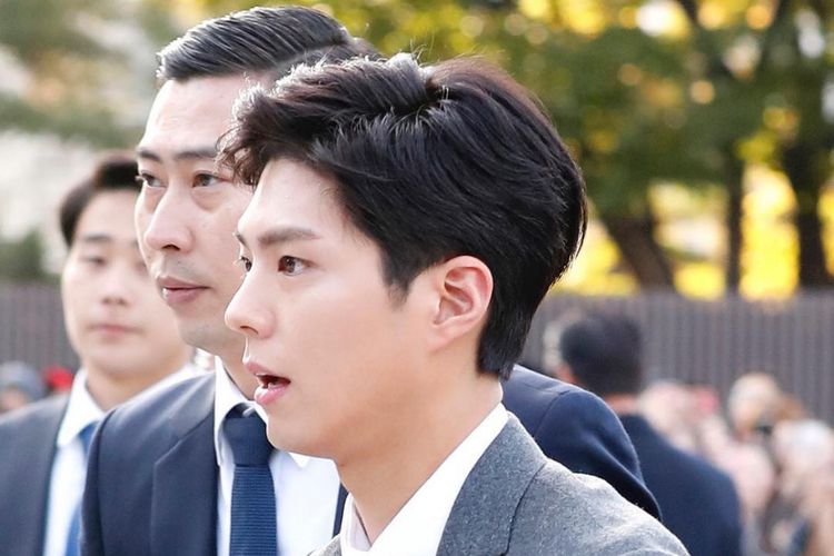 Kehadiran Park Bo Gum yang bikin histeris para fans di tengah resepsi pernikahan Song Song Couple. (Koreaboo)