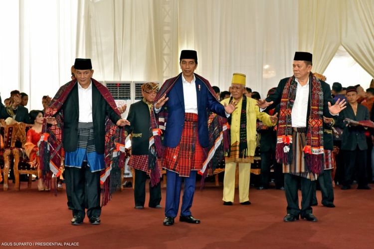 Presiden Joko Widodo Menari Tarian Adat Batak Manortor Menggunakan Ulos Abit Godang asal Tapanuli Selatan dalam acara ngunduh mantu resepsi pernikahannya di Medan, Sumatera Utara, Jumat (24/11/2017).