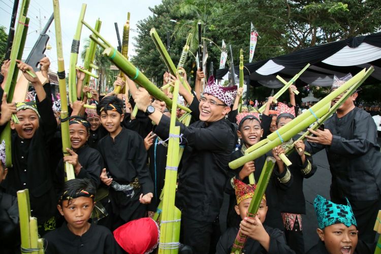 Bupati Banyuwangi Abdullah Azwar Anas angkat senjata bersama anak-anak dalam Festival Memengan Tradisional 2017 yang digelar pada Sabtu (22/7/2017). Pemerintah Banyuwangi menekankan permainan tradisonal merupakan sarana pendidikan karakter anak.