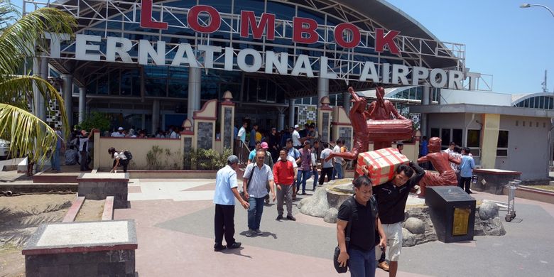 Sejumlah penumpang tiba di Bandara Internasional Lombok, Nusa Tenggara Barat, Selasa (3/10/2017). Jika terjadi bencana erupsi Gunung Agung dan Bandara Ngurah Rai, Bali, tidak bisa beroperasi maka Bandara Lombok menjadi salah satu dari 10 bandara anternatif yang dicanangkan Kementerian Perhubungan sehingga aktivitas wisatawan tetap berjalan lancar.