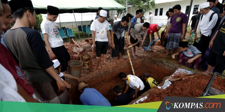 Petugas Pemadam Kebakaran Berupaya Kuras Genangan Air di Makam Hasyim