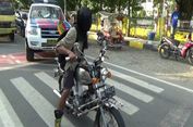 Prihatin Rohingya, Pria Ini Naik Motor dengan Mata Tertutup