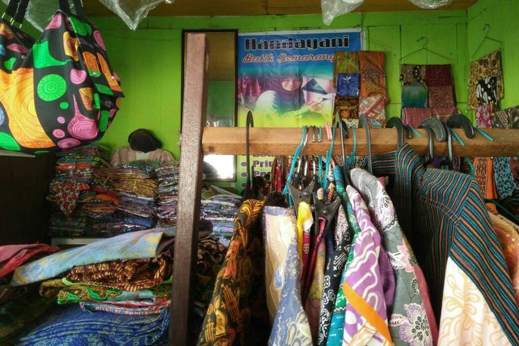 Batik Handayani, salah satu gerai yang berada di Kampung Batik Semarang yang menjual berbagai produk Batik Semarang dan pengunjung pun bisa belajar membatik di sini, Kamis (04/05/2017).