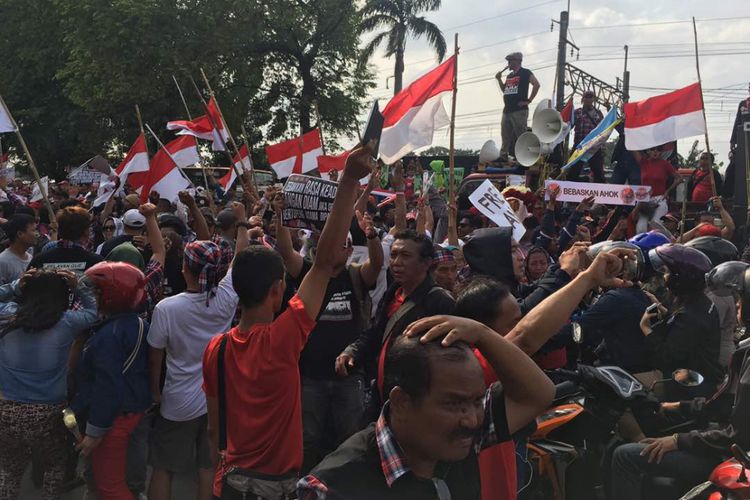 Image result for Massa Ahok di Rutan Cipinang Jakarta Timur