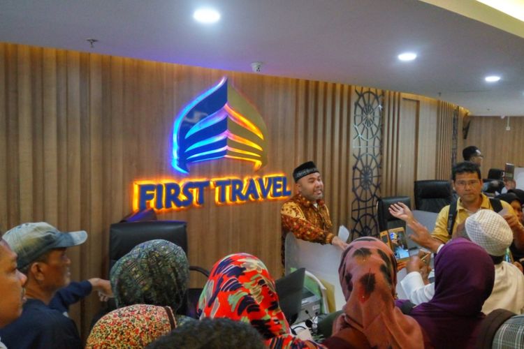 Calon jemaah umroh yang protes di kantor First Travel