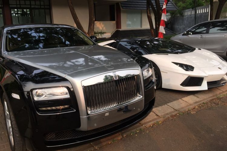 Mobil mewah milik Raffi Ahmad diparkir di dekat masjid perumahannya di Green Andara Residences, Jumat (22/8/2017).(KOMPAS.com/TRI SUSANTO SETIAWAN)