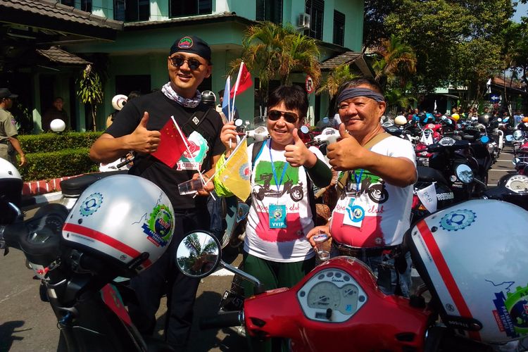 Lin Hai (kiri), warga China bersama rekannya ketika mengikuti ajang Asia Vespa Day di Balai Kota, Jalan Kenari, Kota Yogyakarta, Sabtu (16/9/2017)