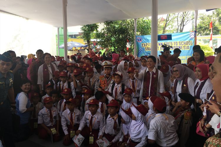 Ibu Negara Iriana Jokowi, bersama Mufida Kalla meninjau Bakti Sosial Bhayangkari Polri di Kantor Kecamatan dan Taman Baca yang ada di Polsek Bantargebang Kota Bekasi, Senin (2/10/2017). (KOMPAS.COM/Anggita Muslimah)