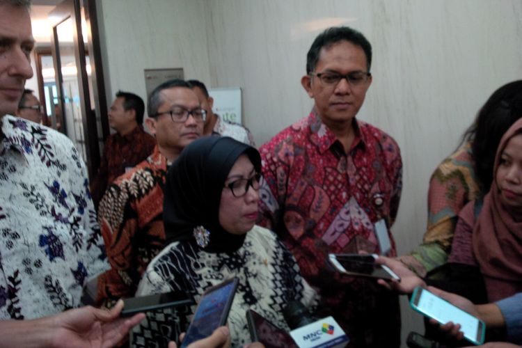 Wakil Dewan Komisioner OJK, Nurhaida, saat ditemui di Menara Merdeka, Jakarta, Selasa (31/10/2017). 