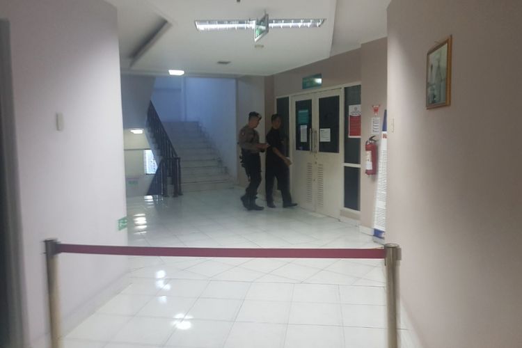 Polisi dengan senjata laras panjang berjalan menuju pintu lorong VIP di lantai 3 RS Medika Permata Hijau tempat Setya Novanto dirawat